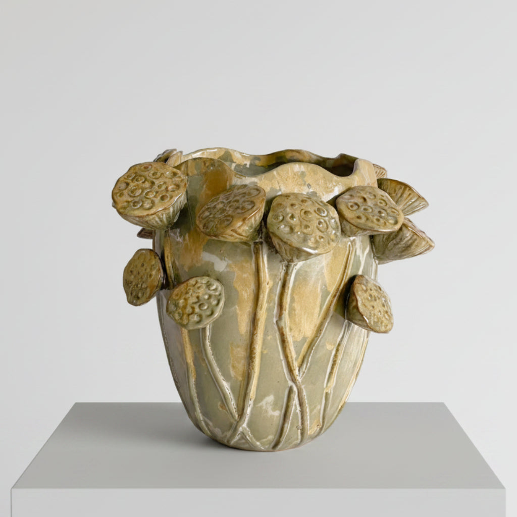 Jarrón de Cerámica Artesanal con Semillas de Loto 27.5 x 31 x 31cm