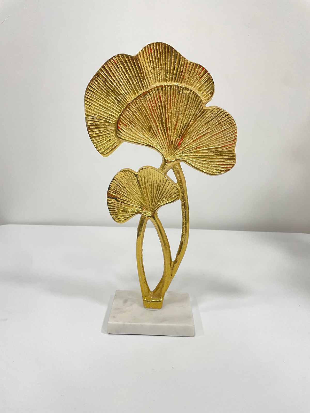 Figura Hoja Aluminio Base Marmol